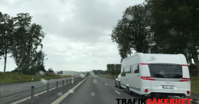 Får man sova i husvagn under färd?