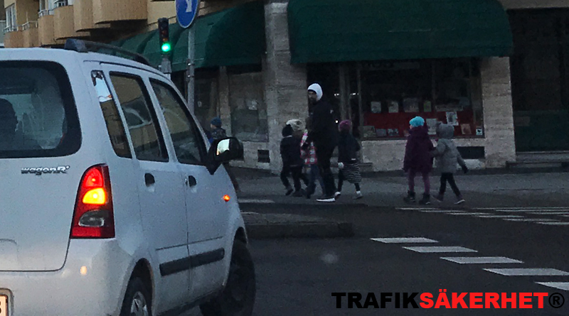 Är bilens förare skyldig att lämna företräde för cyklist som kommer bakifrån vid högersväng?